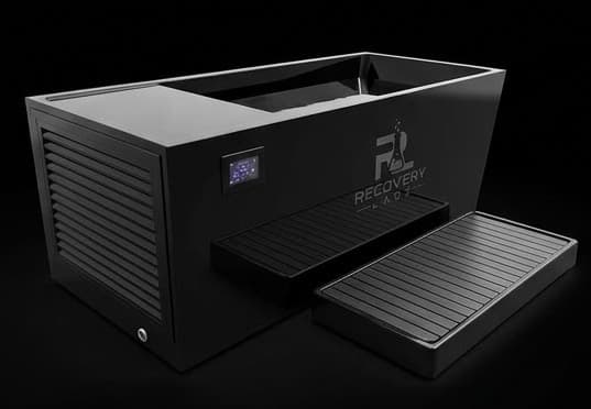Recovery Labz Smart Plunge 1.0 cold plunge, three-quarter view showing the chiller housing and moulded step